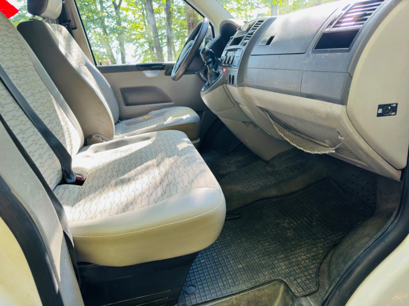 Volkswagen Caravelle 2010 — photo 24