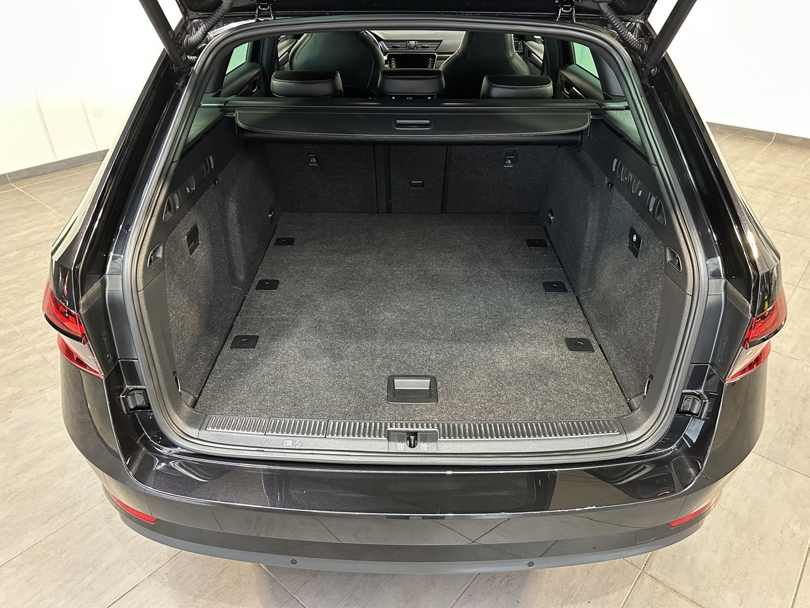 Fahrzeugabbildung SKODA Superb Combi 2.0 TDI DSG Sportline NAV+LED+VCOCK