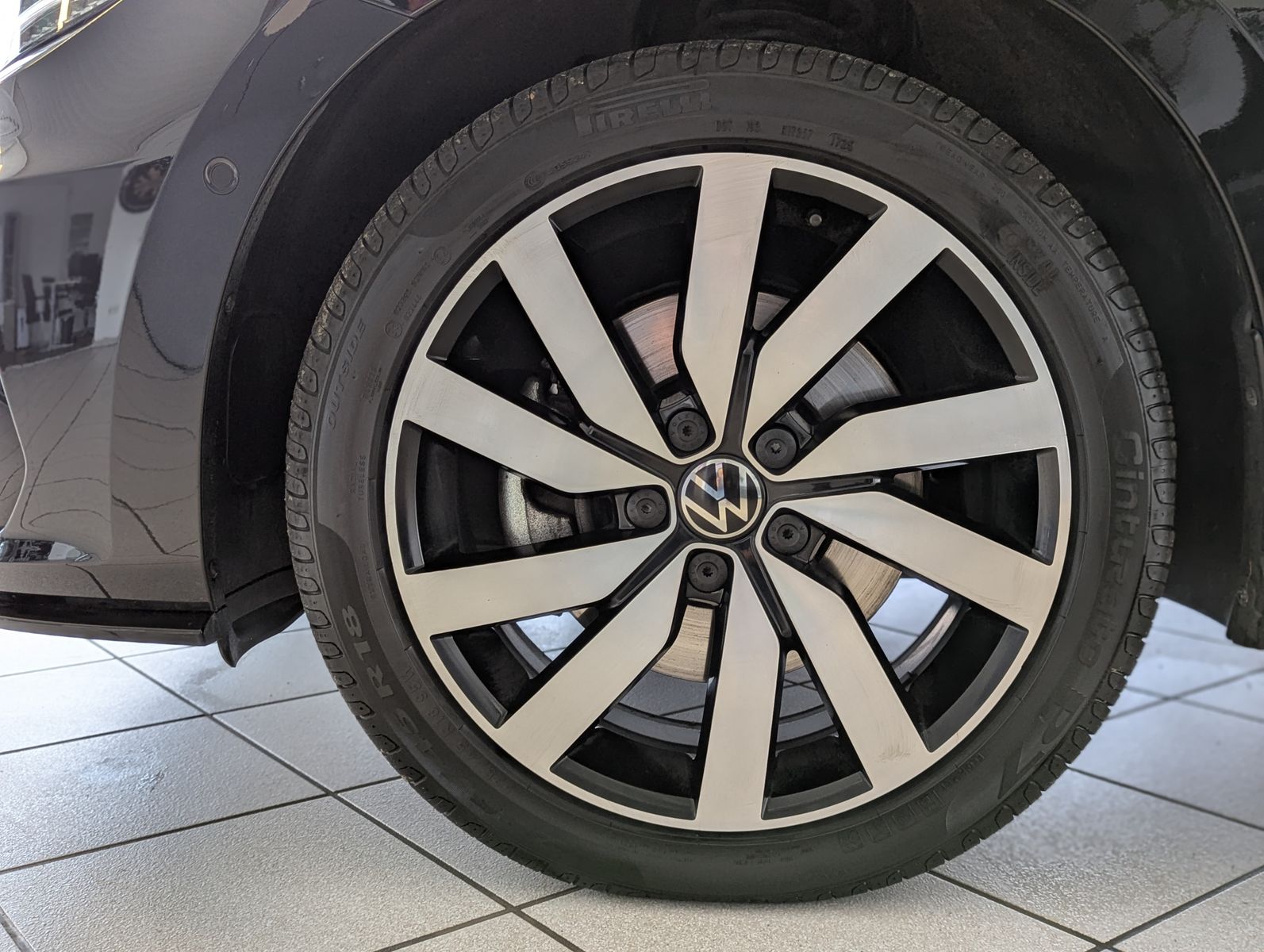 VW Touran 2.0 DSG R-Line High. Pano 7-Si IQ.Dri AHK - Image 10