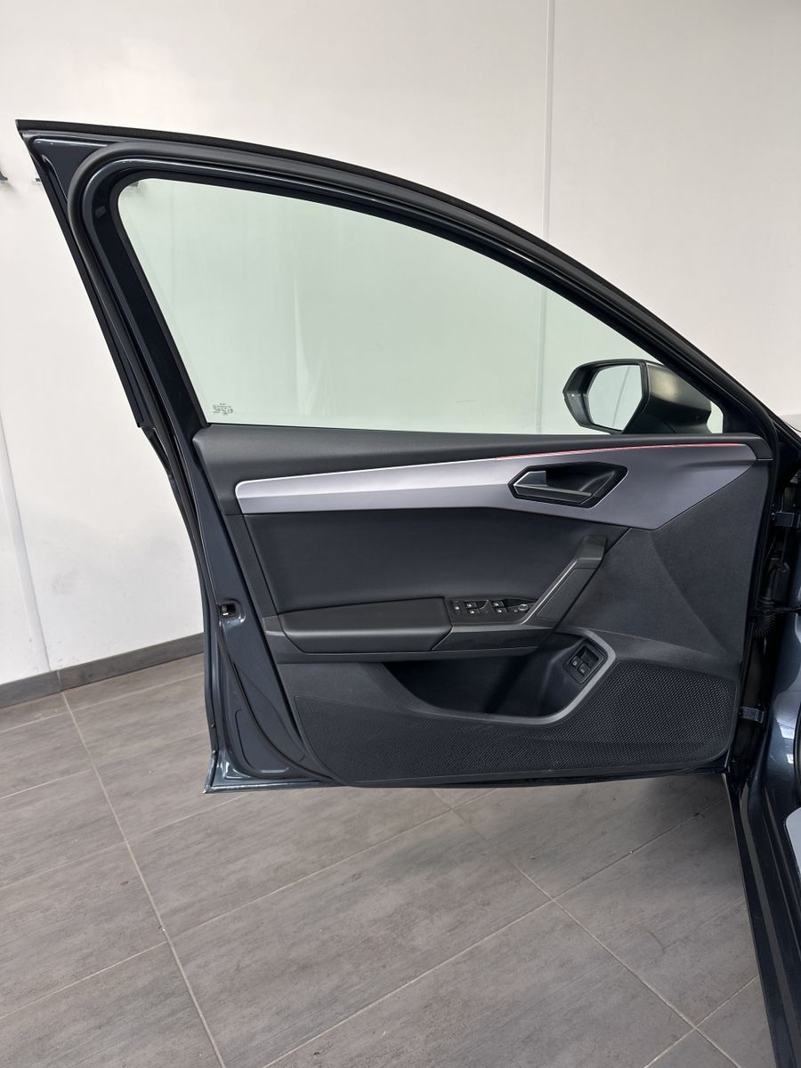 Fahrzeugabbildung SEAT Leon SpT FR e-Hybrid NAV+LED+AHK+18ZOLL+KESSY+VC
