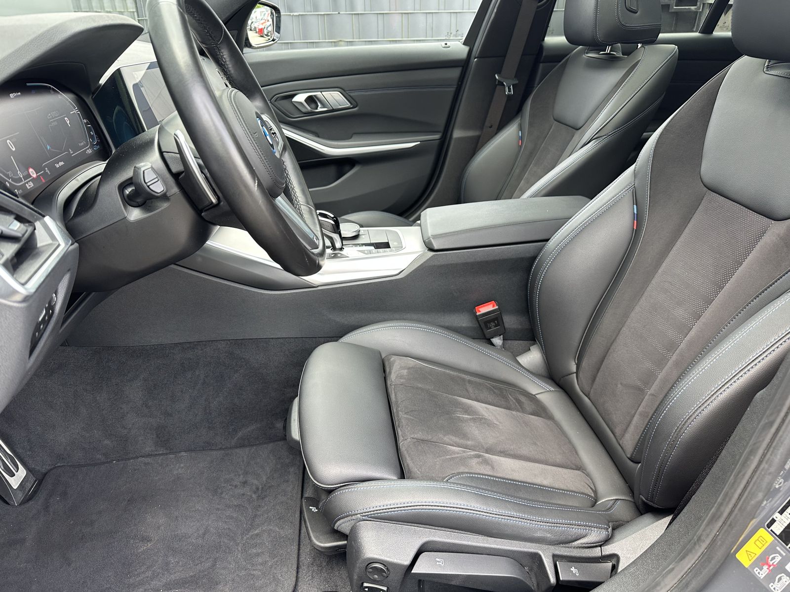 Fahrzeugabbildung BMW 330e Touring xDrive M-Sport NAV+LED+PANO+AHK+SHZ