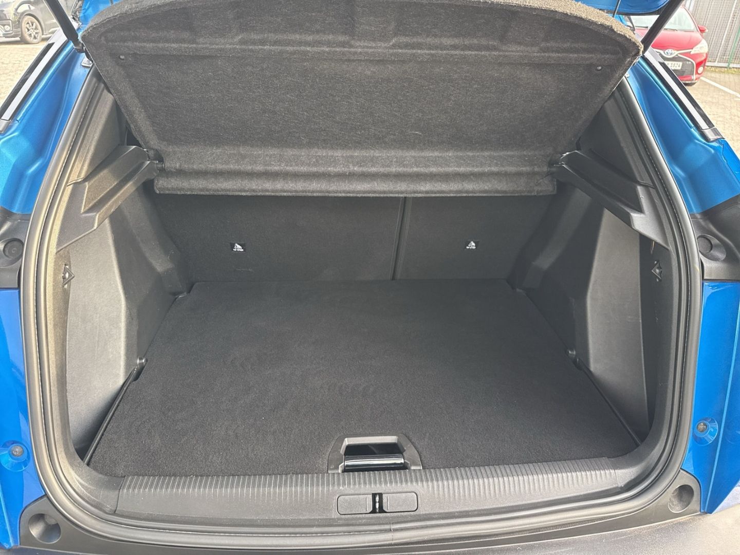 Fahrzeugabbildung Peugeot 2008 e- GT Pack El. Panodach Navi Leder Massages