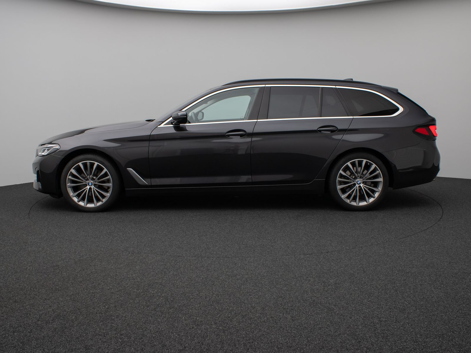 Fahrzeugabbildung BMW 520d xD Kamera HUD DAB H/K Fernlichtassist Alarm
