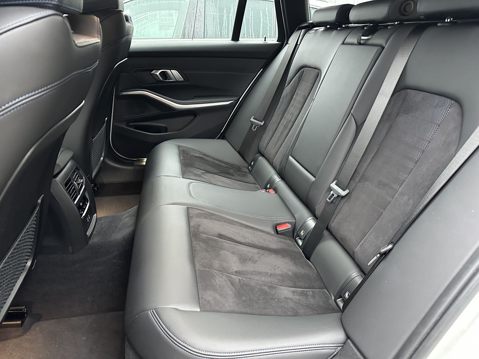 Fahrzeugabbildung BMW 320d Touring xDrive M-Sport NAV+LED+STANDHEIZUNG