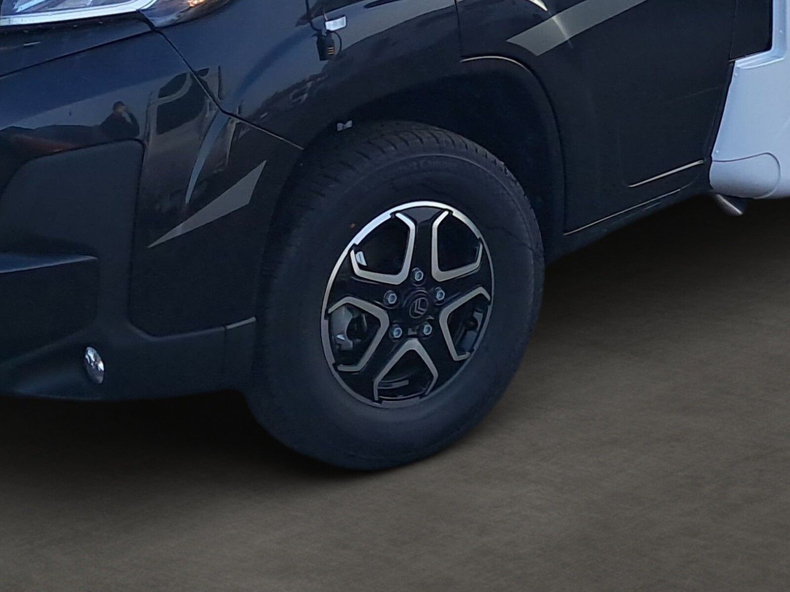 Fahrzeugabbildung Sunlight Adventure V 66 Automatik, Dörr Edition, TV