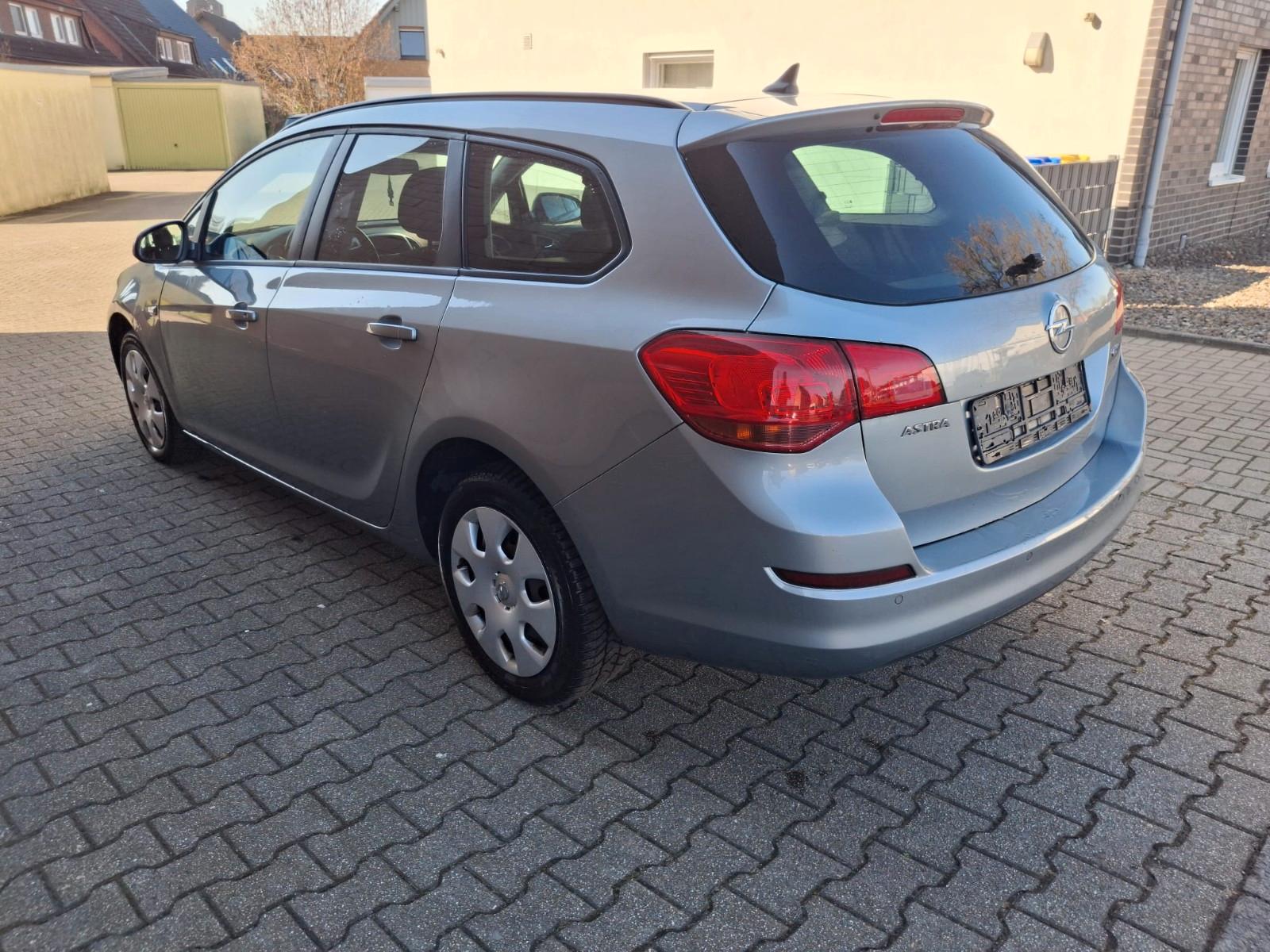 Opel Astra 2011 — салон