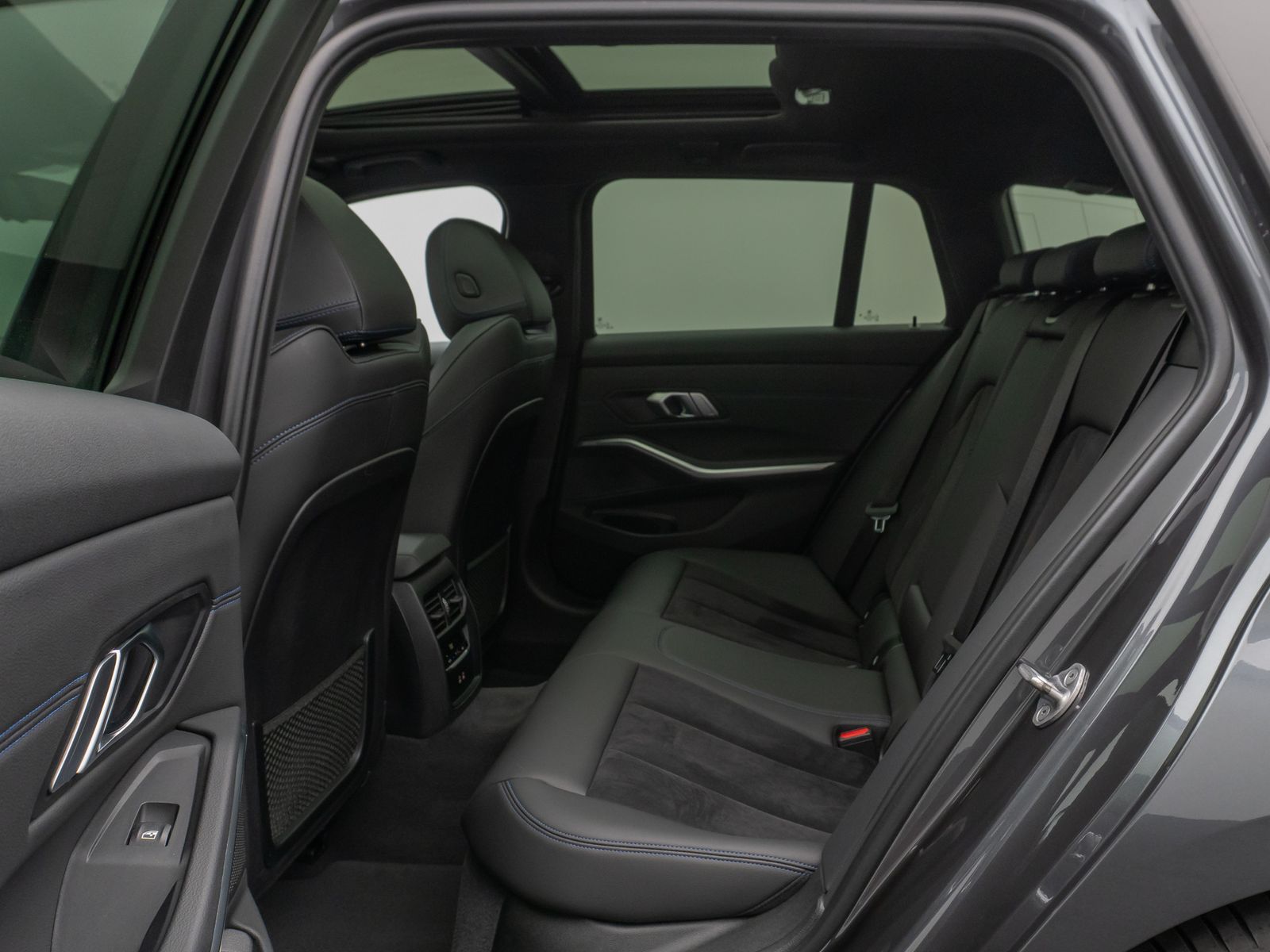 Fahrzeugabbildung BMW 330i M Sport Panorama Kamera DAB HiFi Komfort