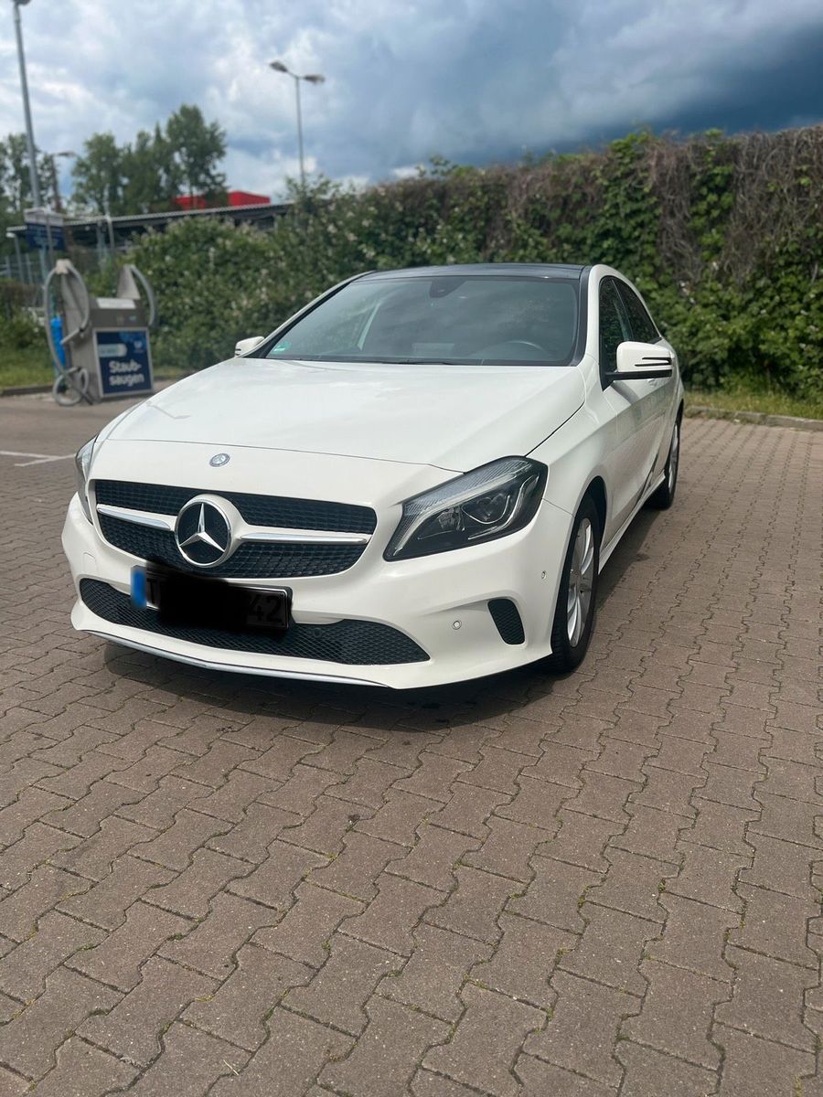 MERCEDES-BENZ Mercedes Benz A 180 d Style Pano , Automa...