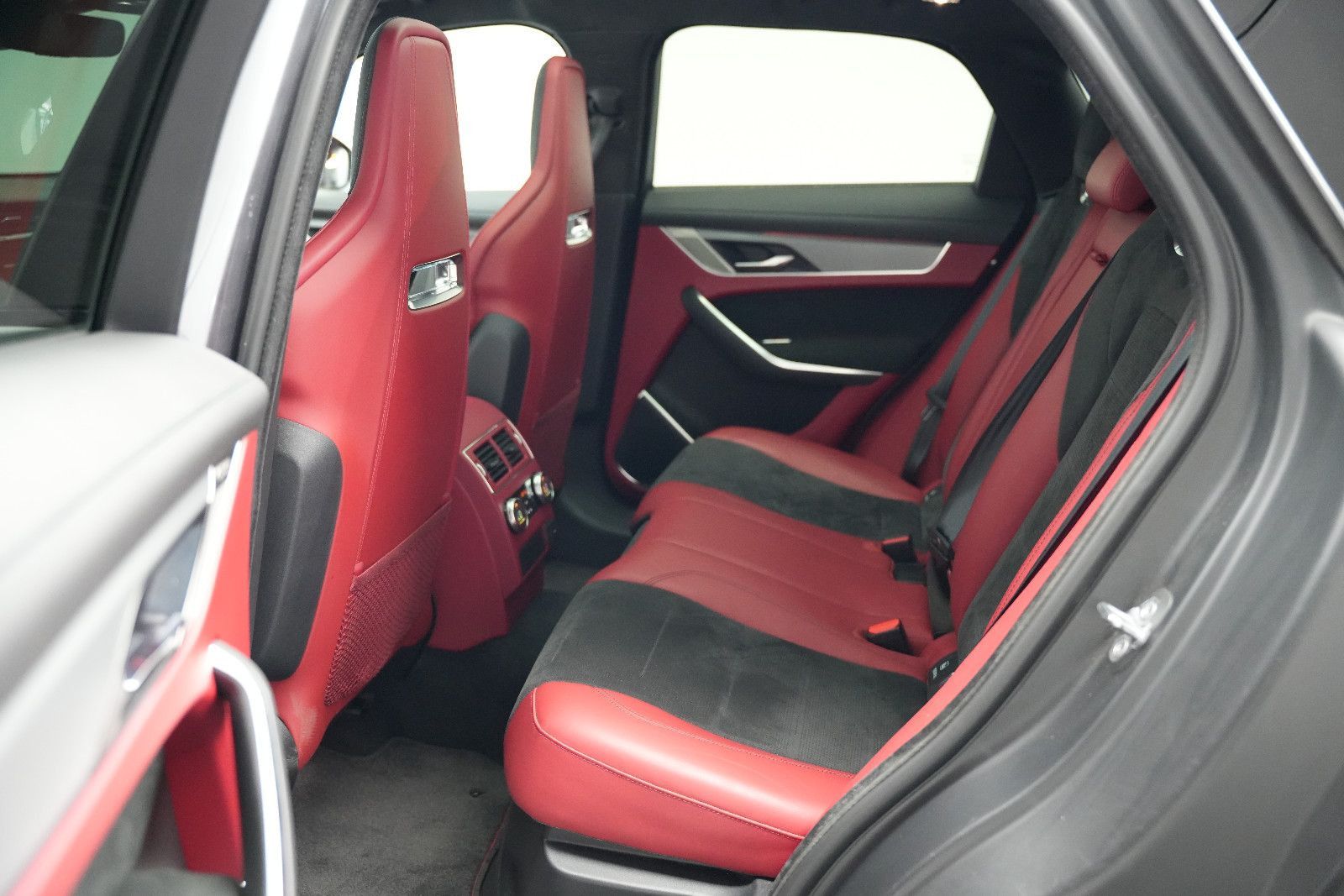 Fahrzeugabbildung Jaguar F-Pace F-PACE SVR /PANO/MERIDIAN/HUD/360°KAM/MEM
