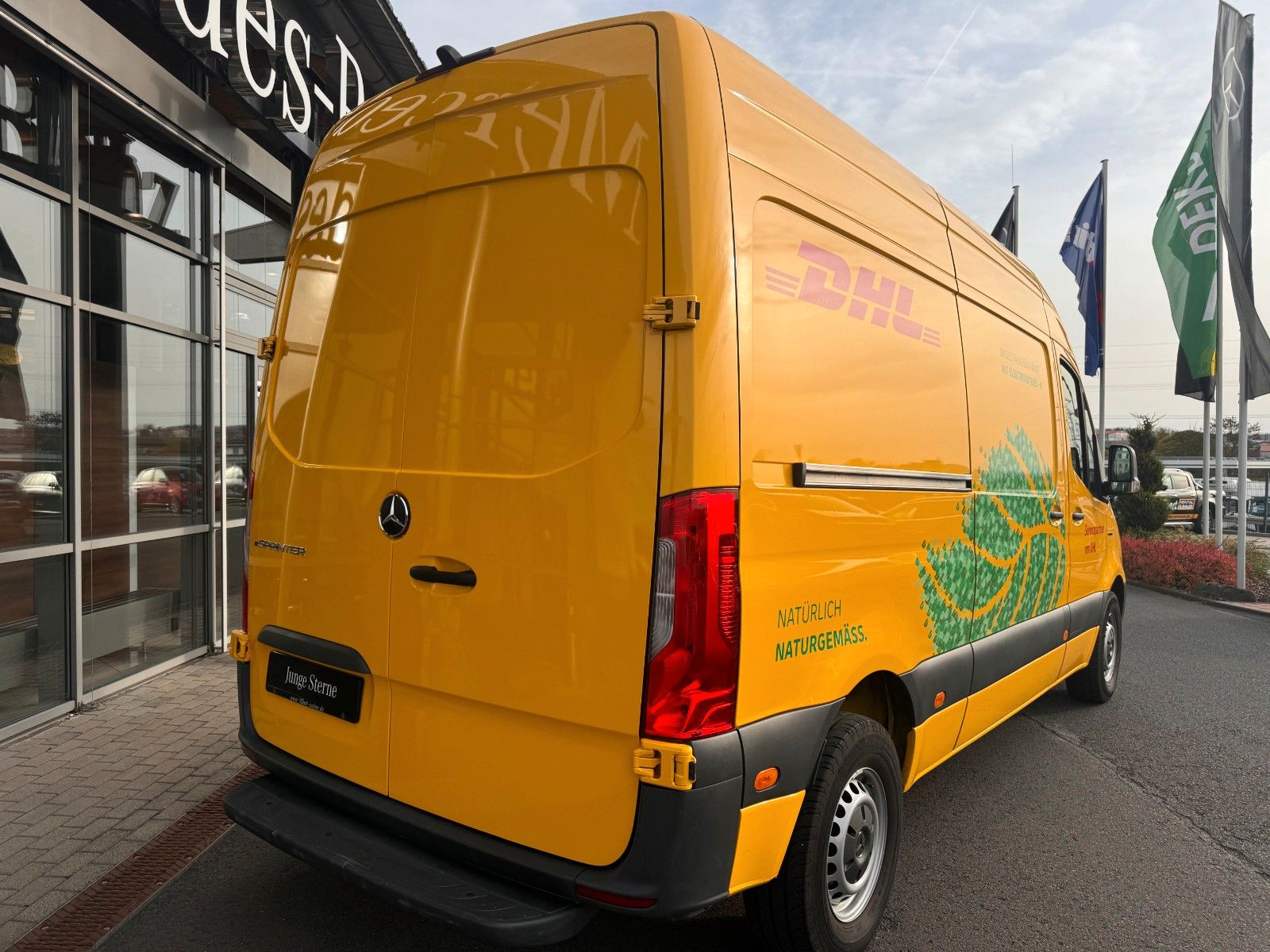 Fahrzeugabbildung Mercedes-Benz eSprinter 312 DHL Regal KEP-Ausbau