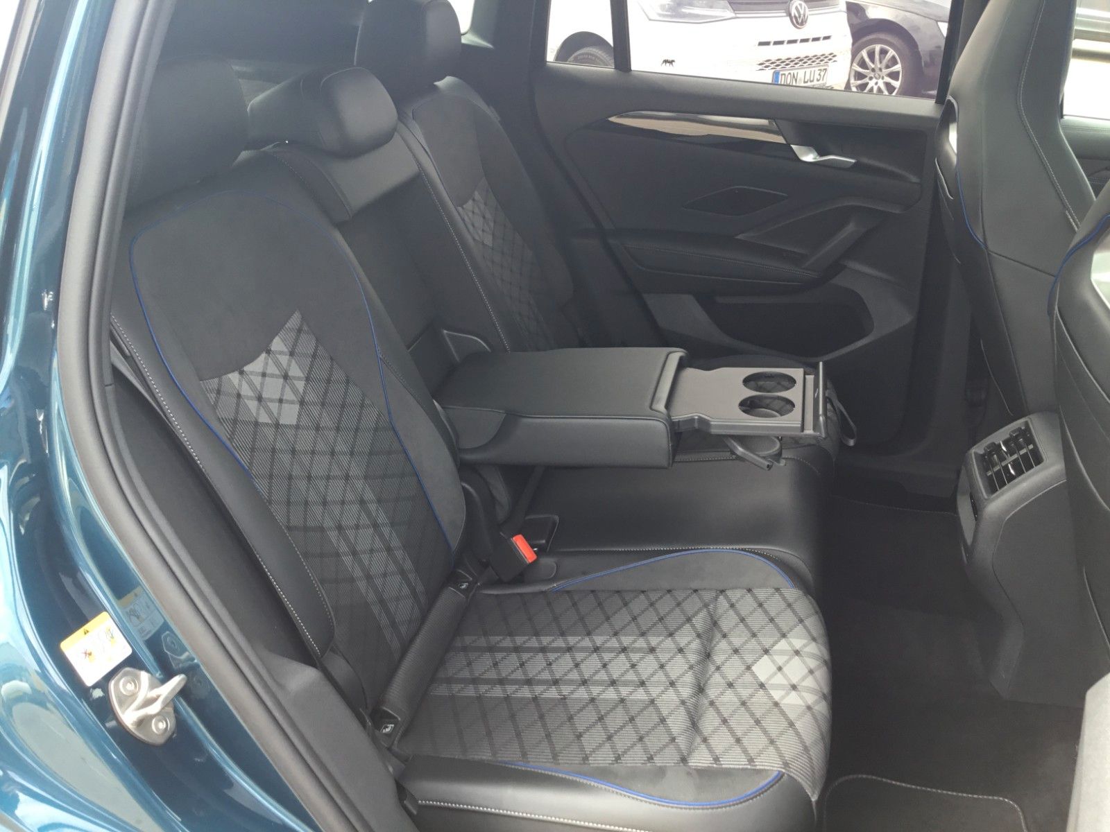 Fahrzeugabbildung Volkswagen Tiguan 2.0 TDI DSG 4M R-Line+AHK+20"+Matrix+Pano