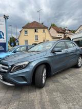 Mercedes-Benz GLA 250 4Matic Sport Utility Vehicle - blaue Mercedes-Benz GLA 250