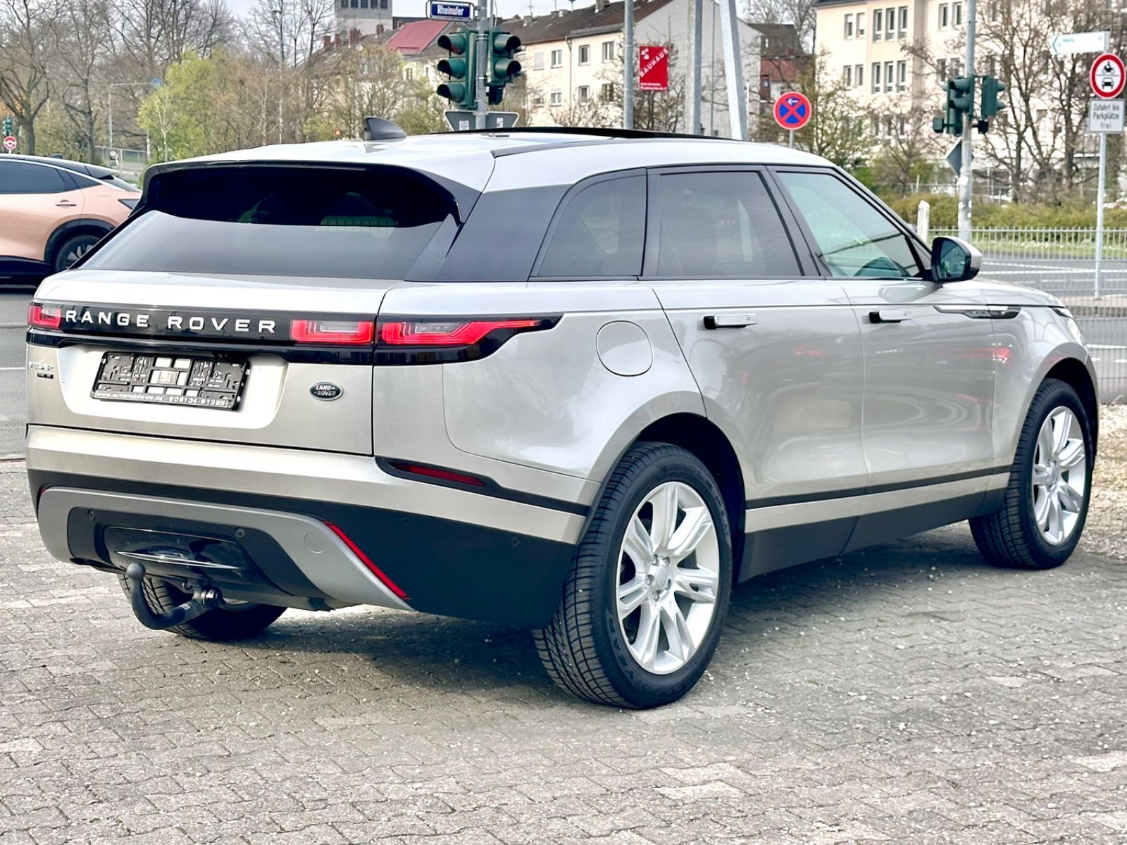 Fahrzeugabbildung Land Rover RANGE ROVER VELAR SE*MOD.2021+AHK+PANO+U.V.M*
