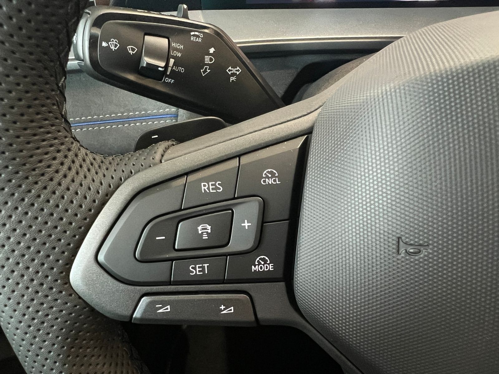 Fahrzeugabbildung Volkswagen Tayron R-Line 1.5 eHybrid DSG *AHK,LM-20",Harman