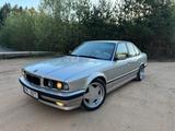 BMW E34 525i - BMW 5er Reihe mit Benzin-Antrieb: Sportwagen