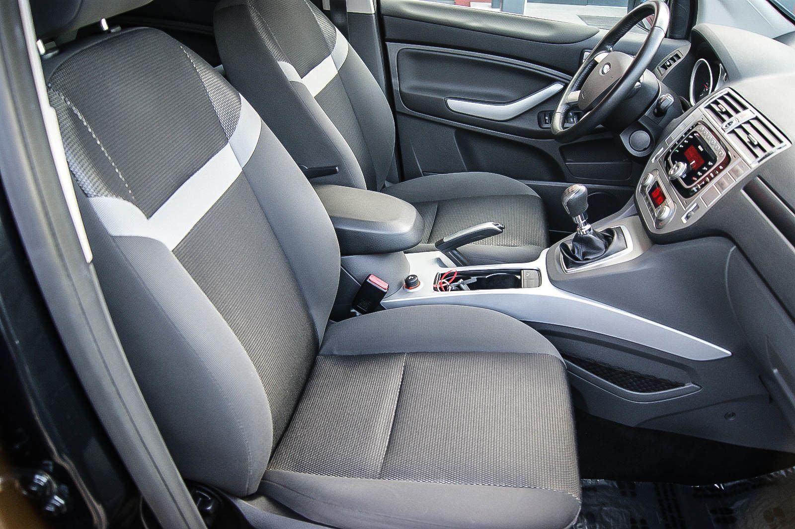 Fahrzeugabbildung Ford Kuga 2.0 Champions Edition 4x4 KLIMA SIHZG PDC