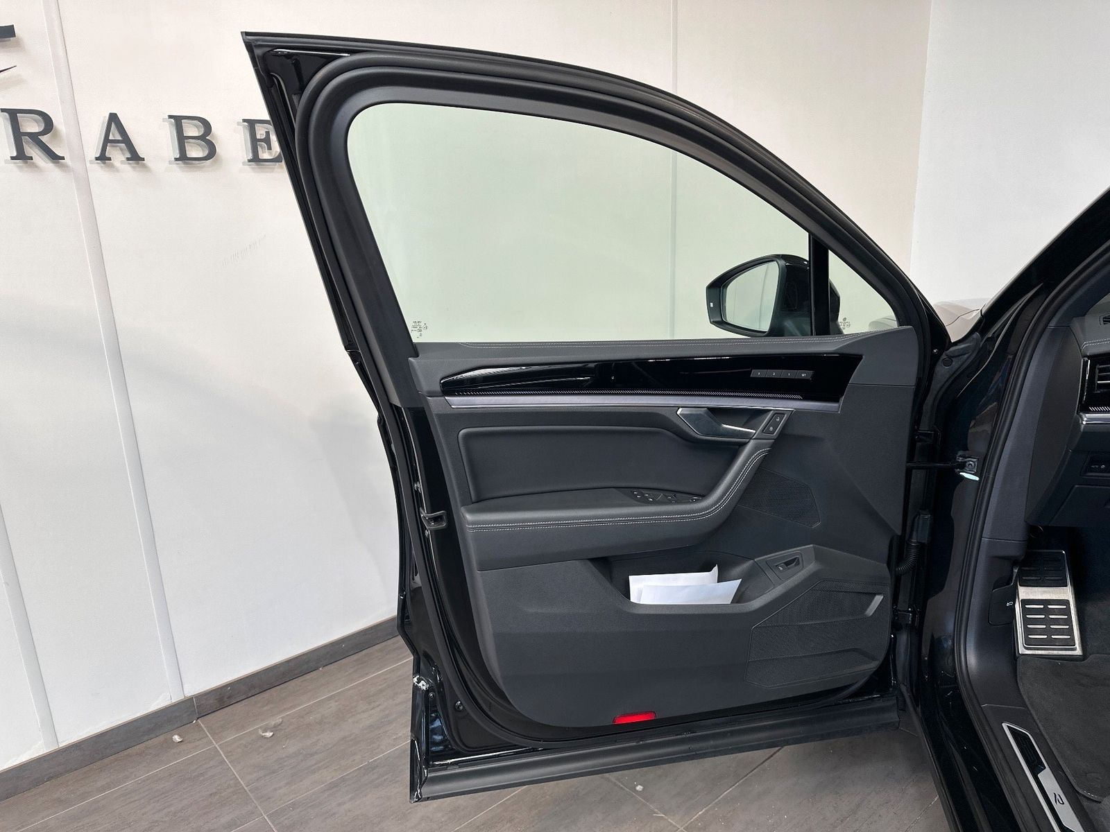 Fahrzeugabbildung Volkswagen Touareg 3.0 V6 TDI 4M R-Line NAV+LED+20ZOLL+AHK