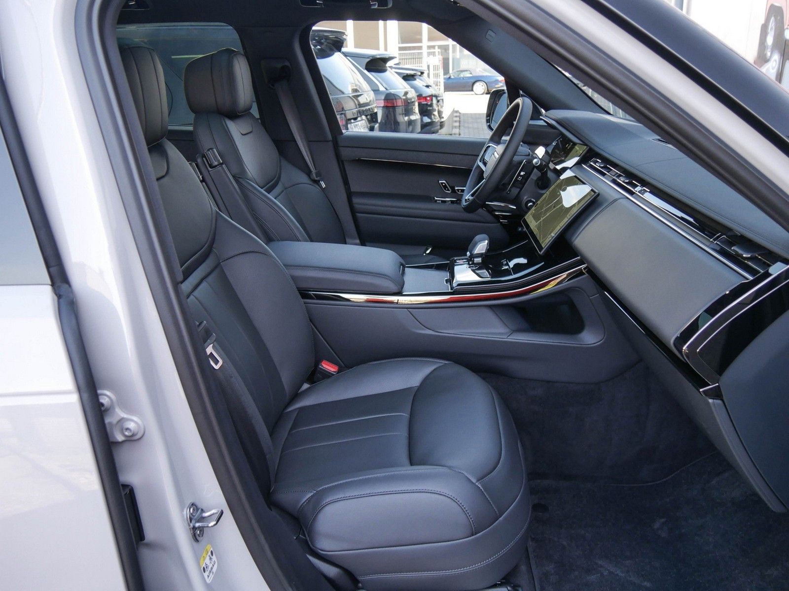 Land Rover Range Rover Sport D300 Dynamic SE AHK-Black Pack imagem 3
