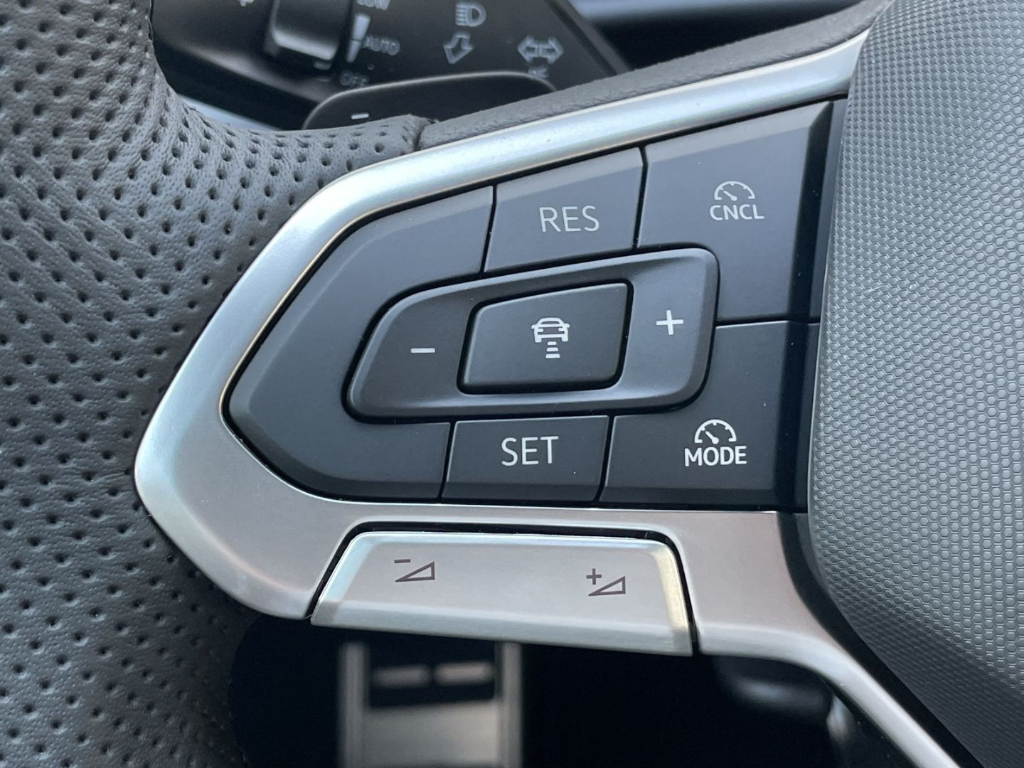 T-Roc R-Line 1.5 eTSI DSG AHK/Kamera/Keyless/ACC