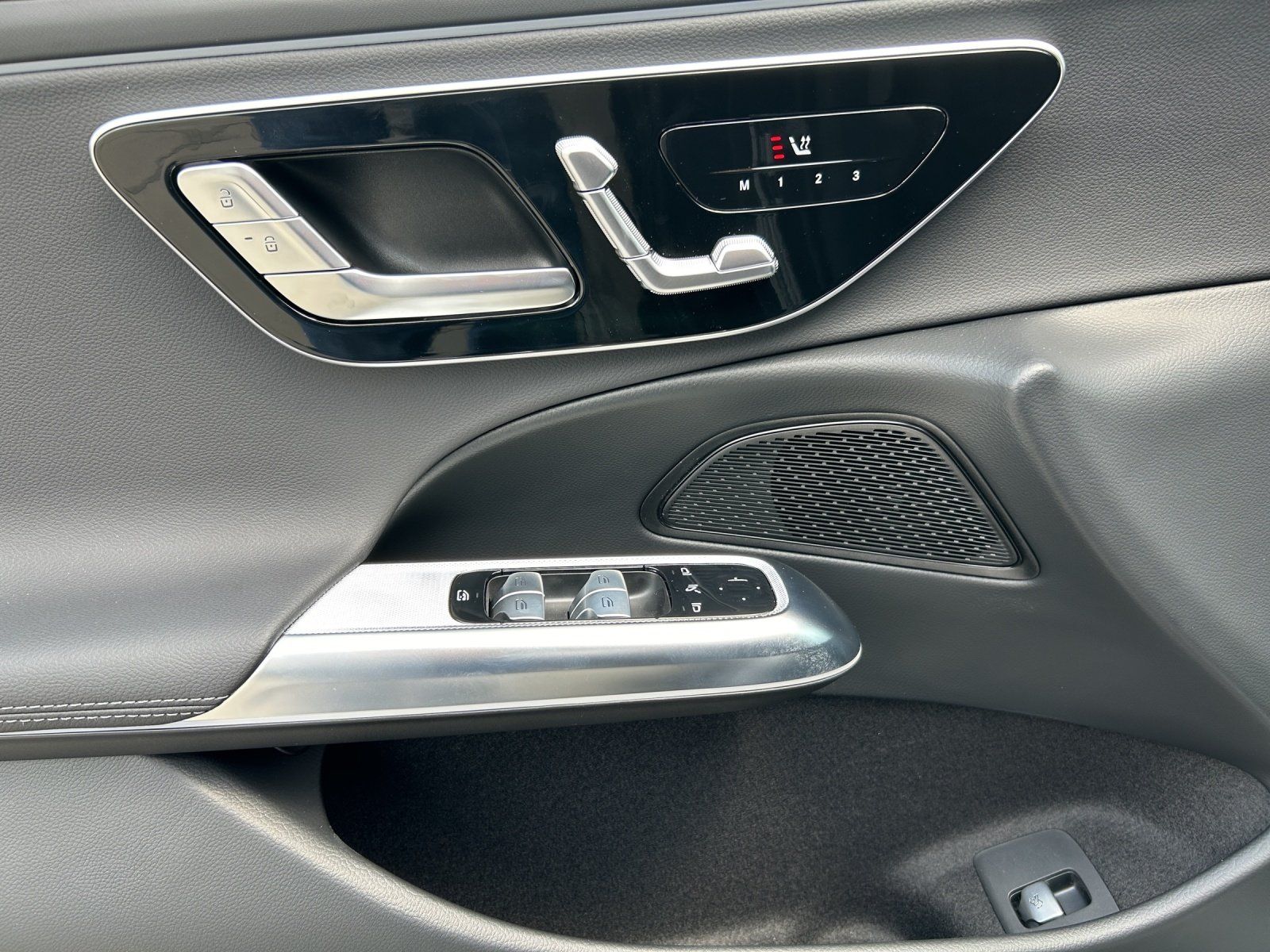 Fahrzeugabbildung Mercedes-Benz E 220 d T+AMG+PANO+SUPERSCR.+DISTR+AHK+Bel.Kühl.