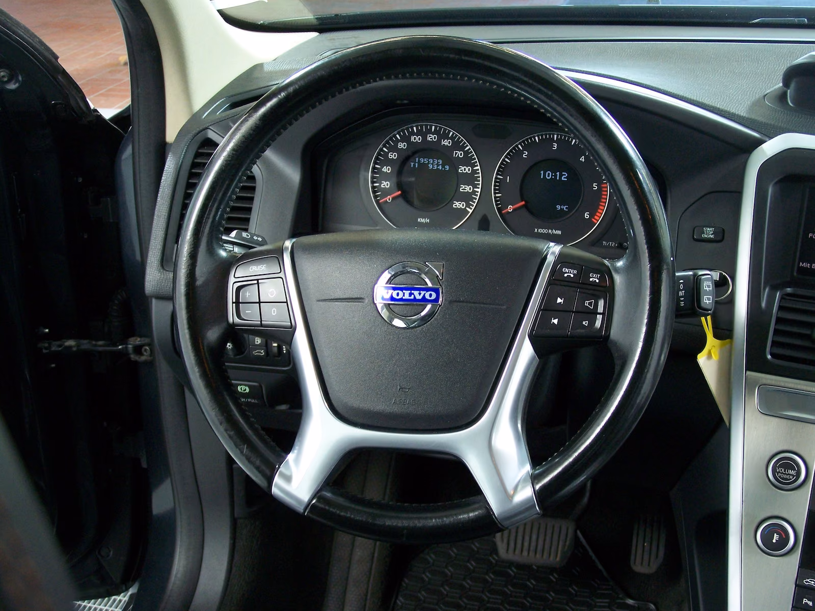 Volvo XC60 D5 Momentum Autom NAVI+LEDER+PDC
