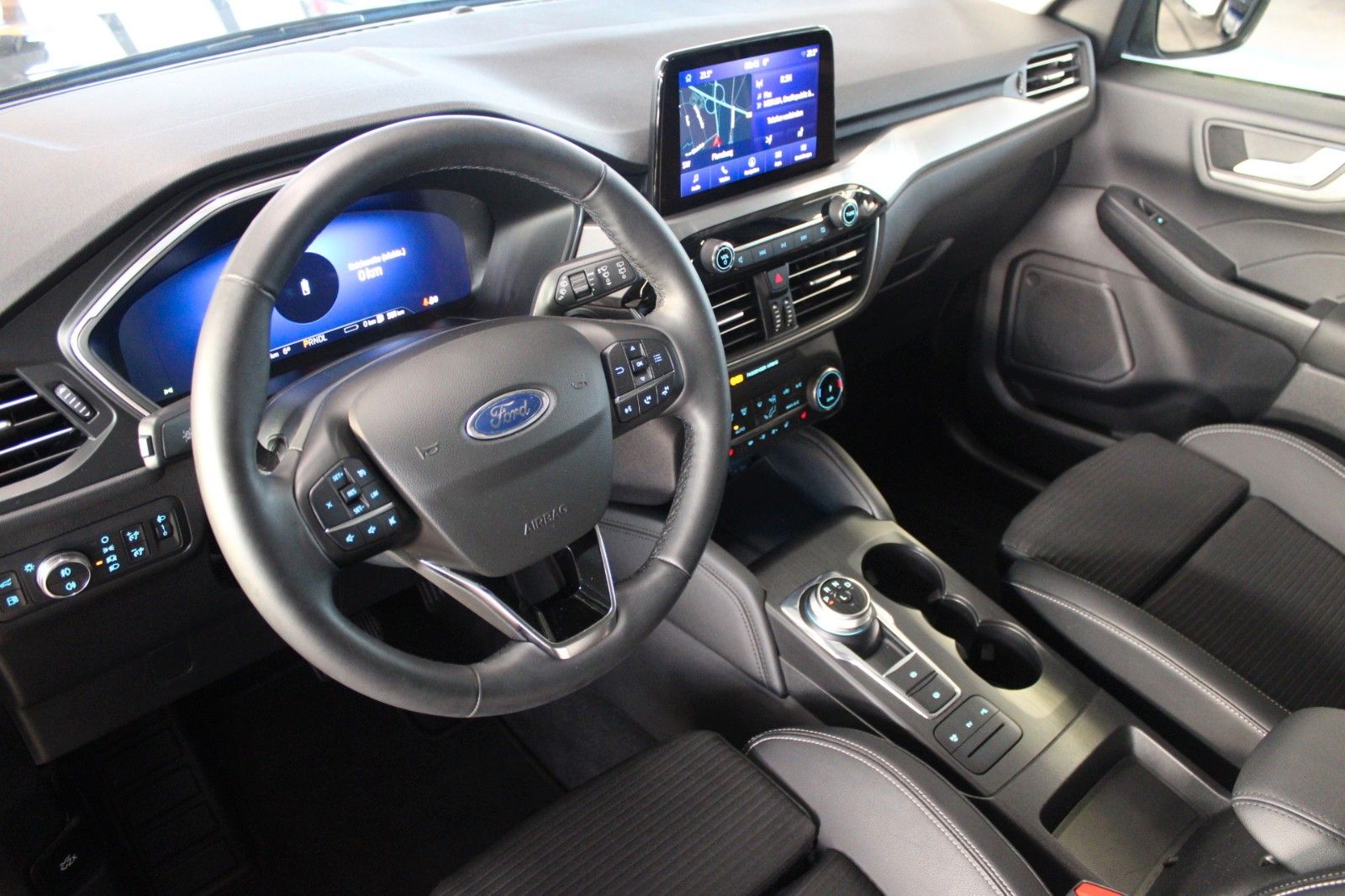 Fahrzeugabbildung Ford Kuga 2.5 PHEV Titanium LED Panodach WinterPaket