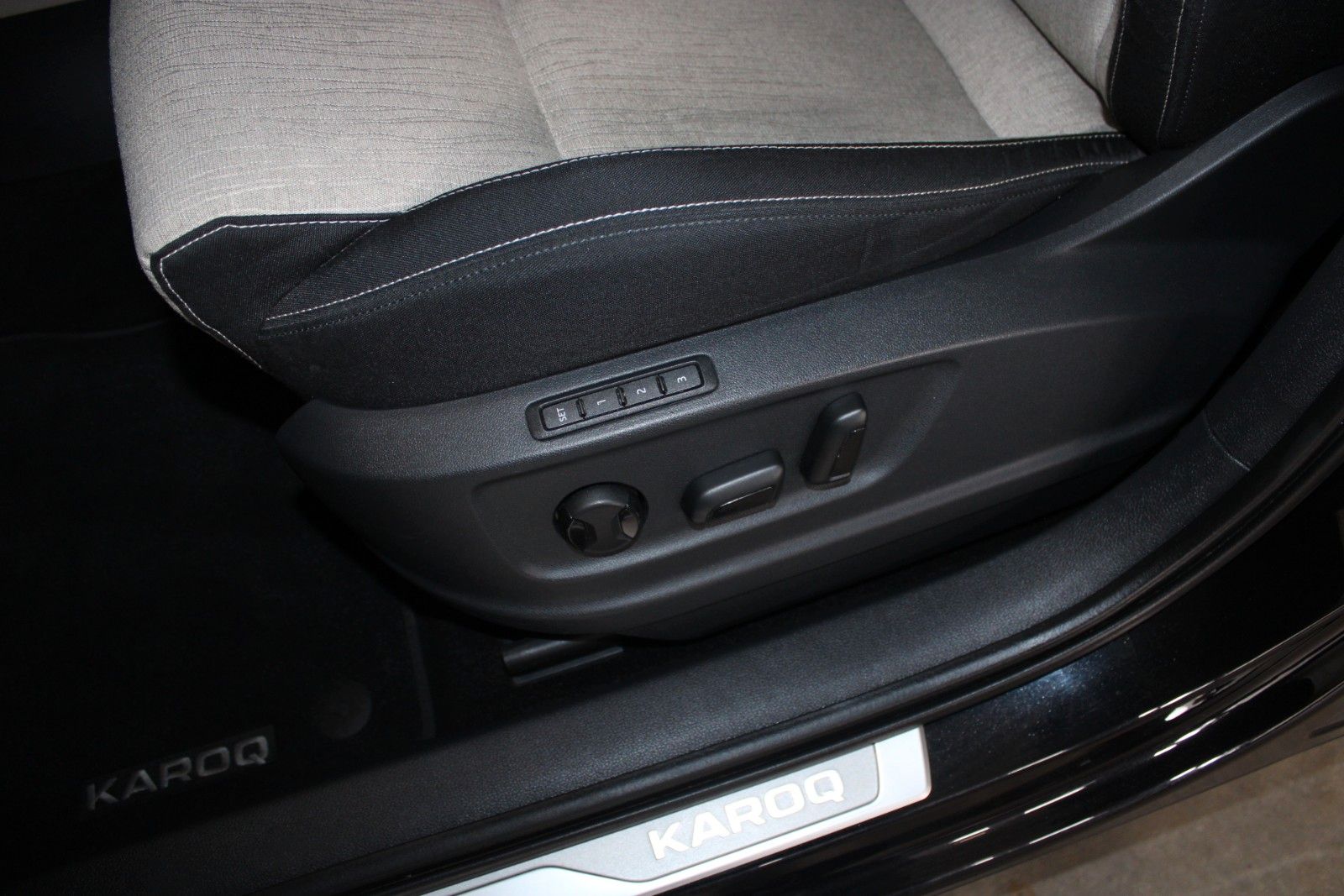 Fahrzeugabbildung SKODA Karoq 1.5 TSI ACT DSG Style LED AHK NAVI WinterP