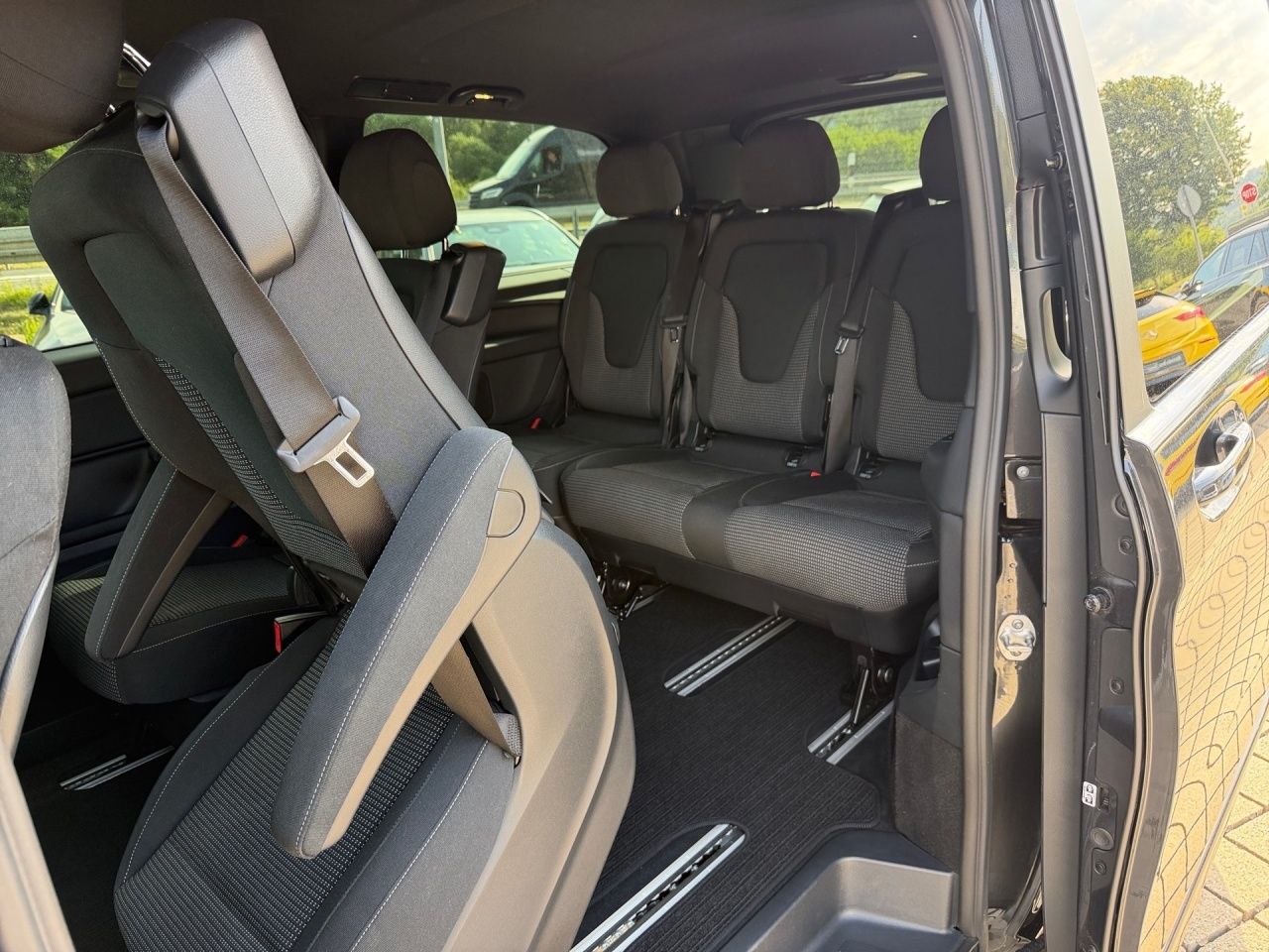 Fahrzeugabbildung Mercedes-Benz V 300 d 4M EDITION Lang AMG+NIGHT+AHK+LANG+DISTR