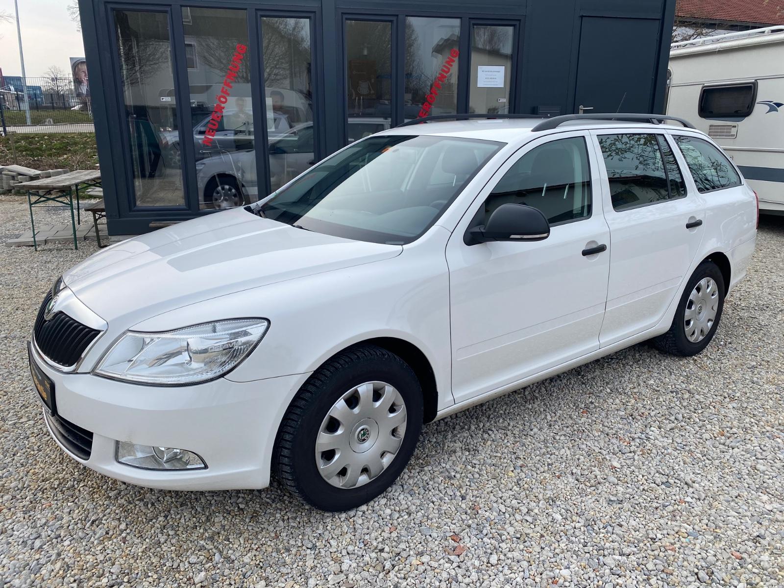 Skoda Octavia Combi Fun*Scheckheft*8-Fach Bereift* 2.H