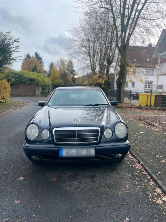 Mercedes-Benz E 230