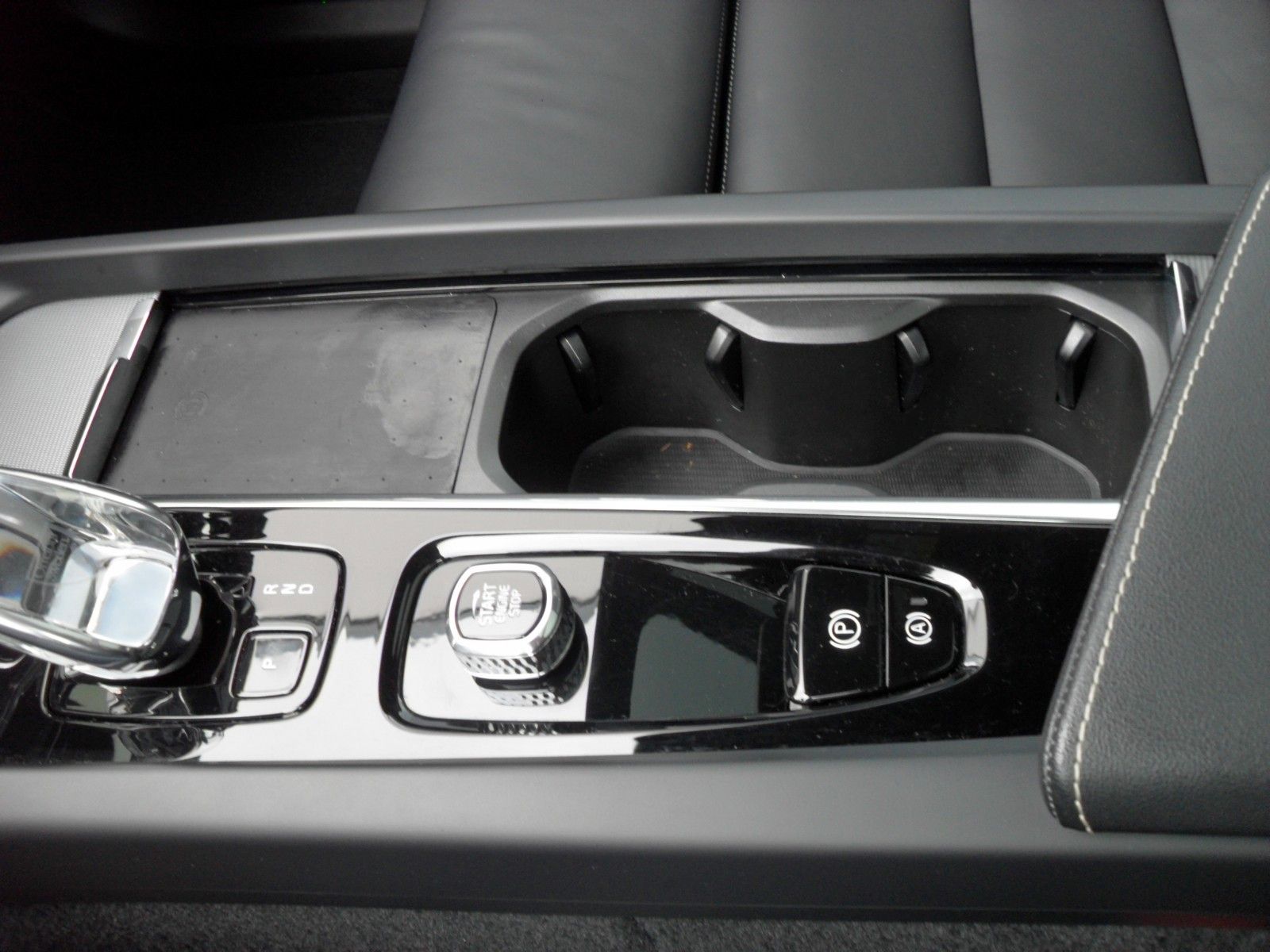 Fahrzeugabbildung Volvo XC60 T6 Plus Dark | AWD | 21er | Licht
