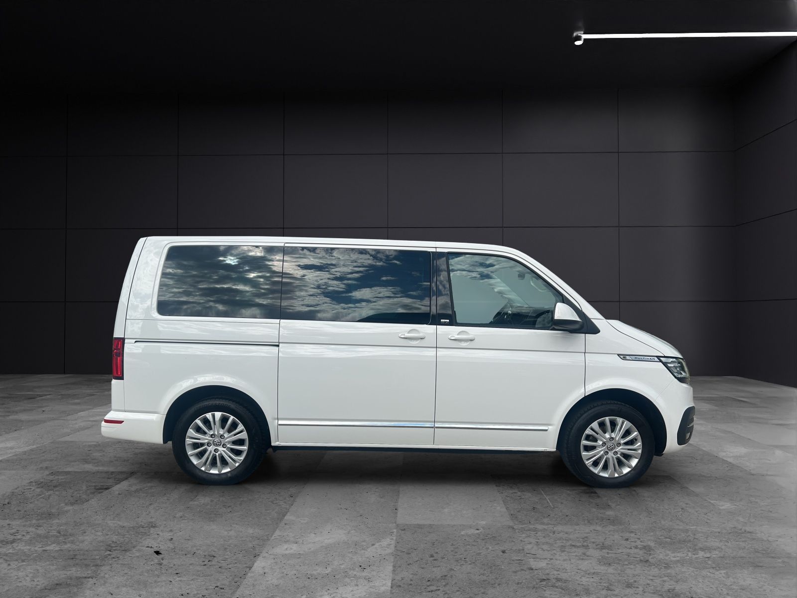 Fahrzeugabbildung Volkswagen T6 Multivan T6.1 TDI Gen Six NAVI AHK LED STANDH