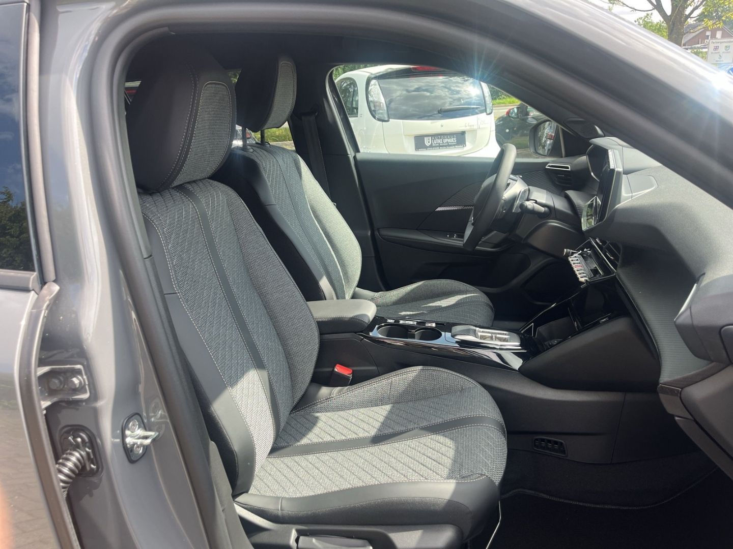 Fahrzeugabbildung Peugeot 2008 ALLURE HYBRID 145 e-DSC6 Navi LED ACC SHZ