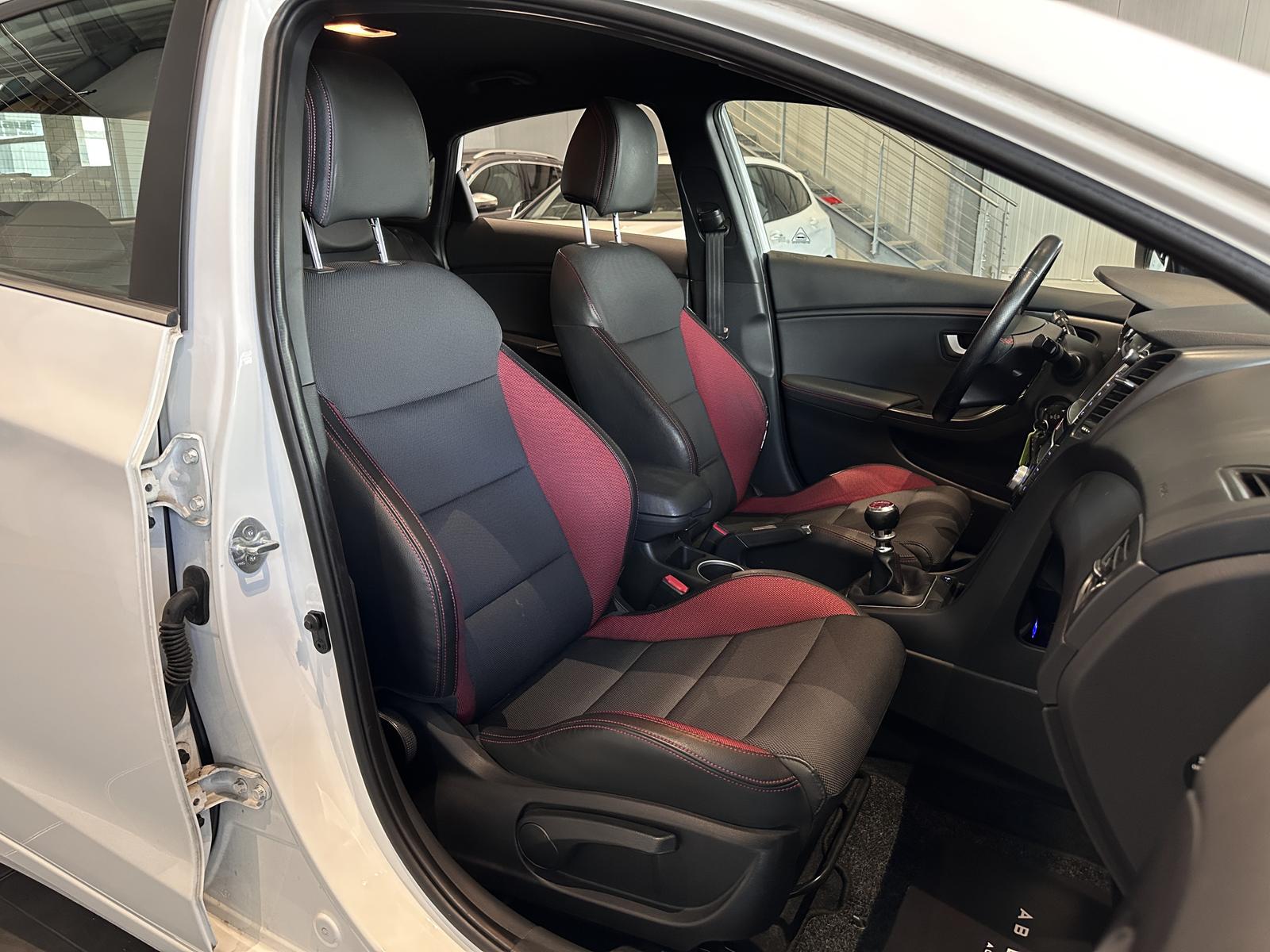 Hyundai i30 Turbo *1. HAND, NAVI, RFK, SCHECKHEFT*