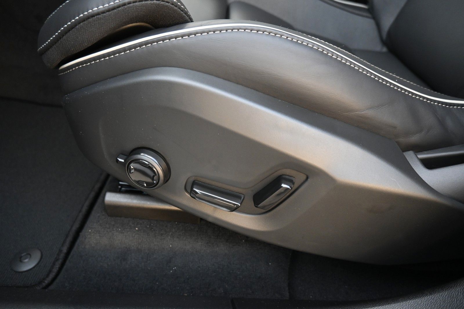 Fahrzeugabbildung Volvo XC60 B5 AWD Plus Black Edition*H&K*360°*ACC*AHK