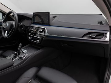 Fahrzeugabbildung BMW 530e Tour Luxury Line HiFi Pano AHK Kamera DAB