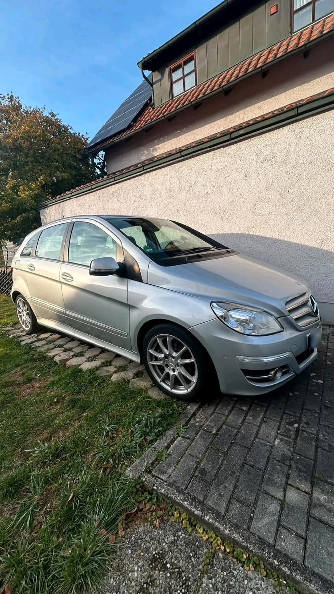 Mercedes-Benz B 180