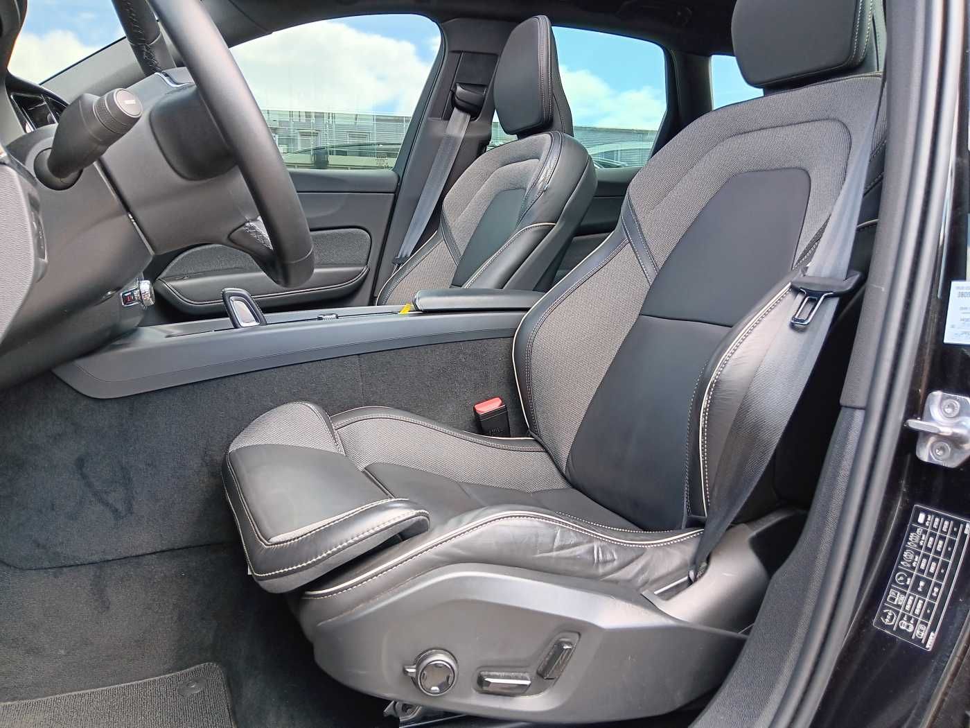 Fahrzeugabbildung Volvo XC60 B4 D 2WD R-Design 'AHK, ACC'