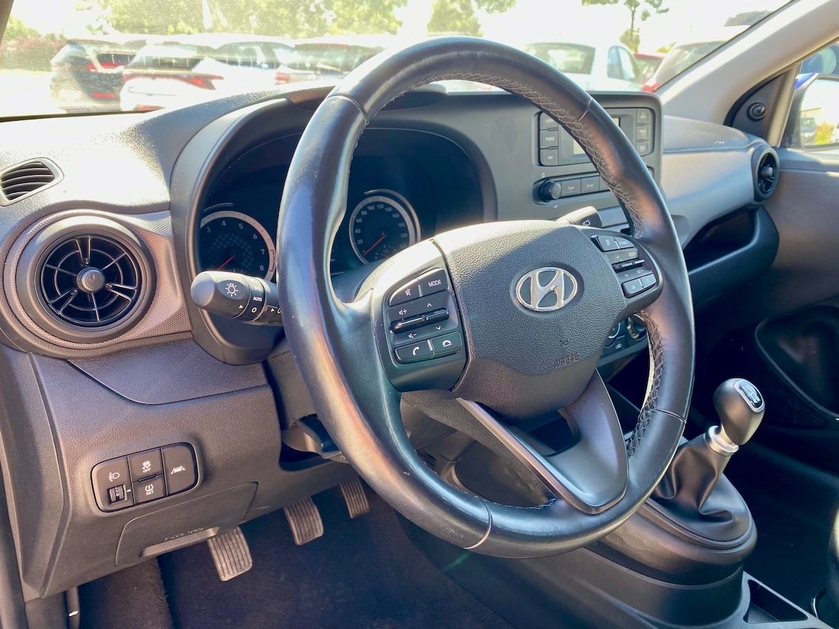 Fahrzeugabbildung Hyundai i10 1.0 KLIMA SHZ LRHZ ALLWETTER PDC BLUETOOTH
