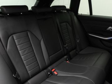 Fahrzeugabbildung BMW 320d Tour Sport Line AHK Standheizung LaserLicht