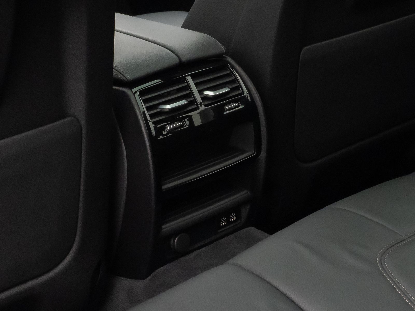 Fahrzeugabbildung BMW 530e xD M Sport Panorama HUD DAB H/K PDC AHK