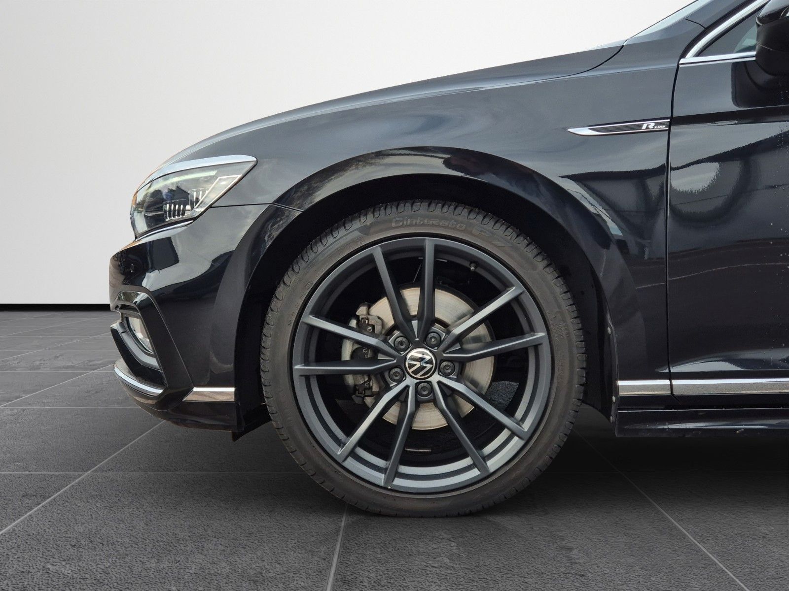 Fahrzeugabbildung Volkswagen PASSAT VAR. 2.0 TDI R-LINE 19" HUD KAM AHK PANO