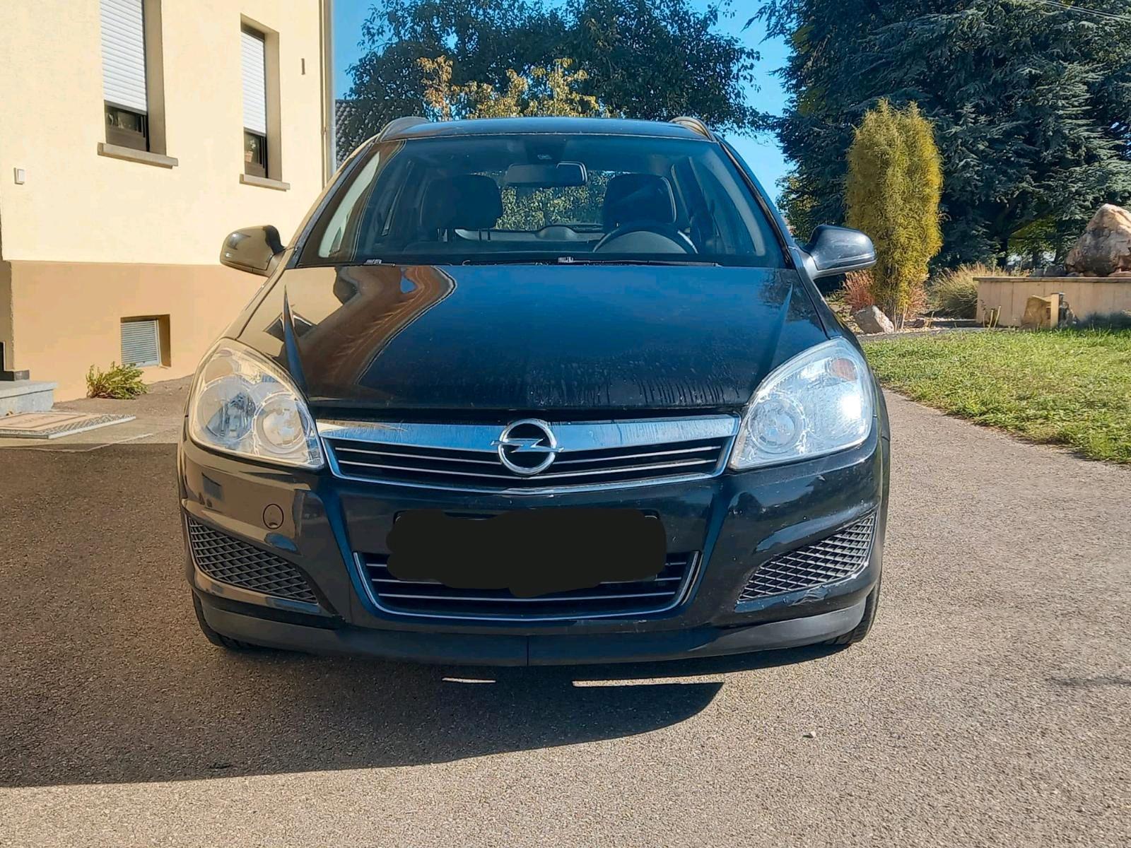 Opel Astra 2010 — rear view