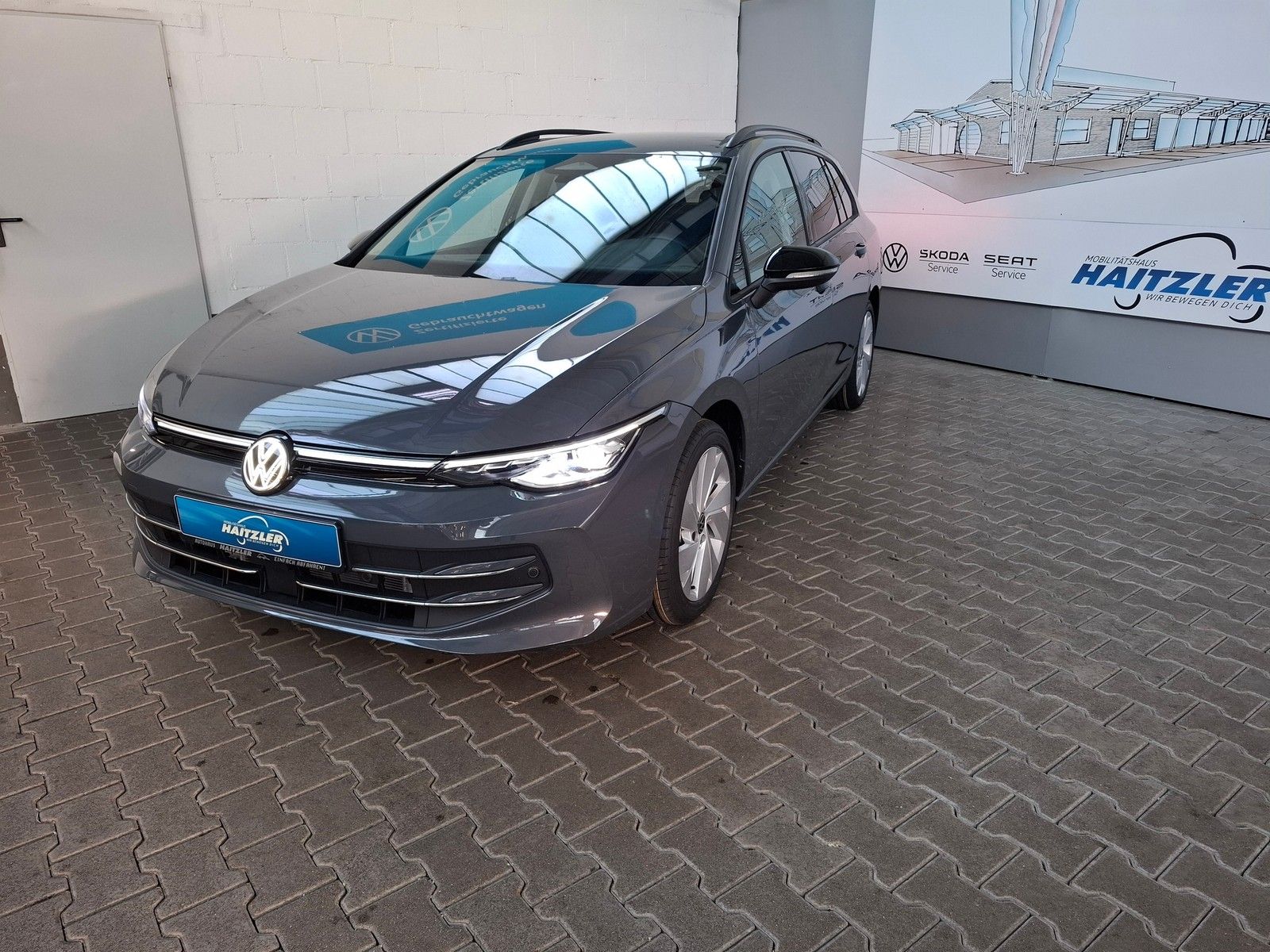 Fahrzeugabbildung Volkswagen Golf VIII Variant 1.5 eTSI 110 kW Energy + Navi