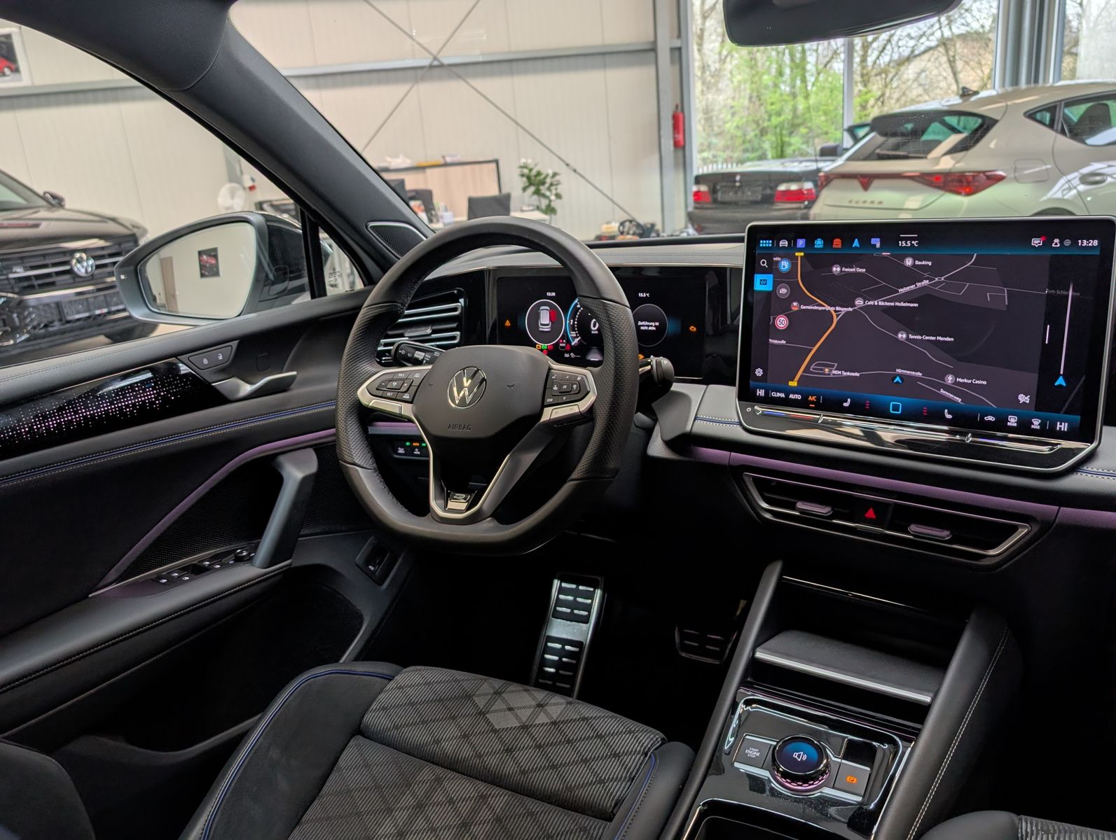 Fahrzeugabbildung Volkswagen Tiguan 2.0TDI R-Line 4M Pano Black AHK Matrix 20