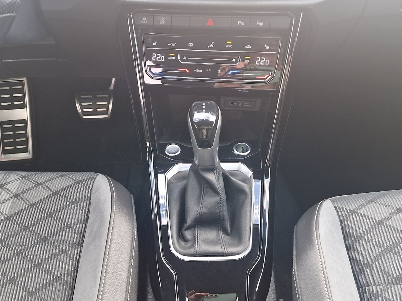 Fahrzeugabbildung Volkswagen T-Roc R-Line DSG MATRIX ACC STHZ RFK SHZ AID