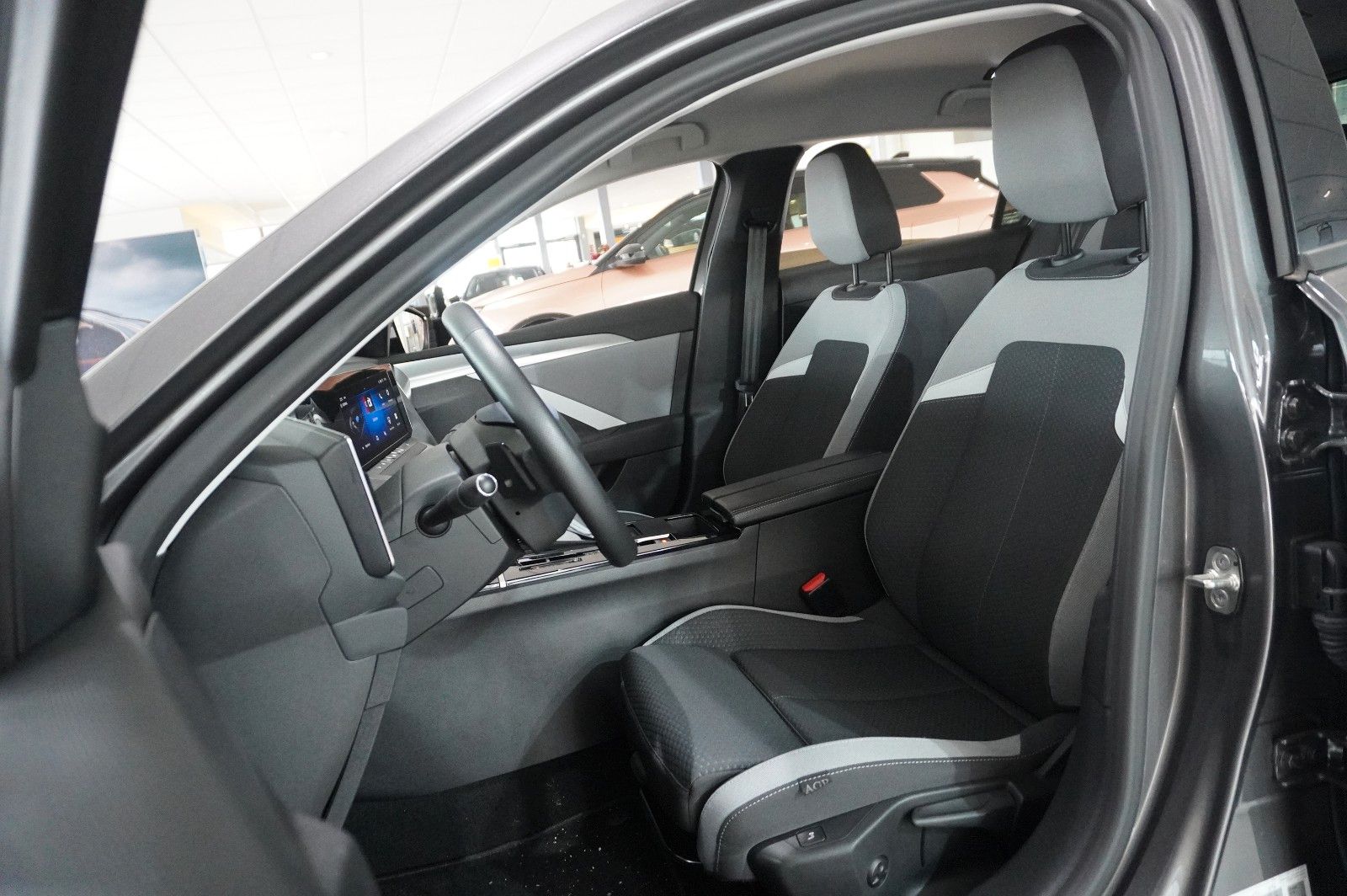 Fahrzeugabbildung Opel Astra L Lim. 1.6 HYBRID BUSINESS NAVI/LED/KAMERA
