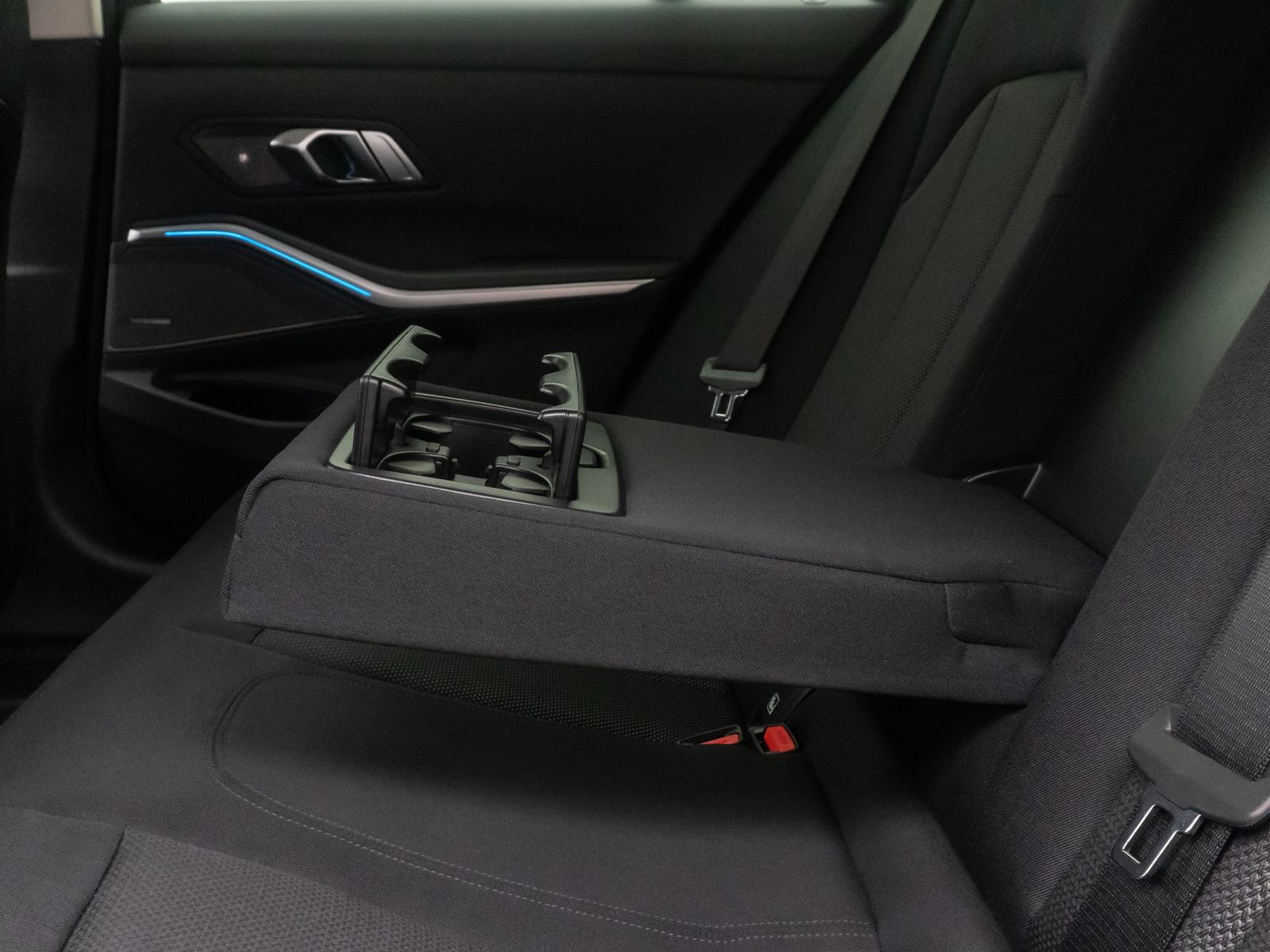 Fahrzeugabbildung BMW 330d H/K GeschwindigReg AHK DAB Widscreen 18Zoll