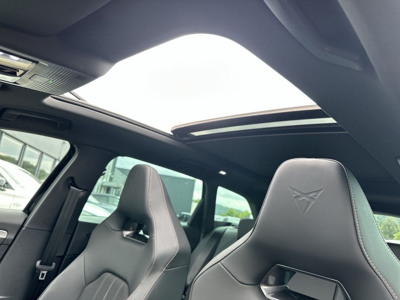 Fahrzeugabbildung CUPRA Leon Sportstourer 2.0TSI 245 PS DSG*AHK-Navi* - mit KI generiert/bearbeitet