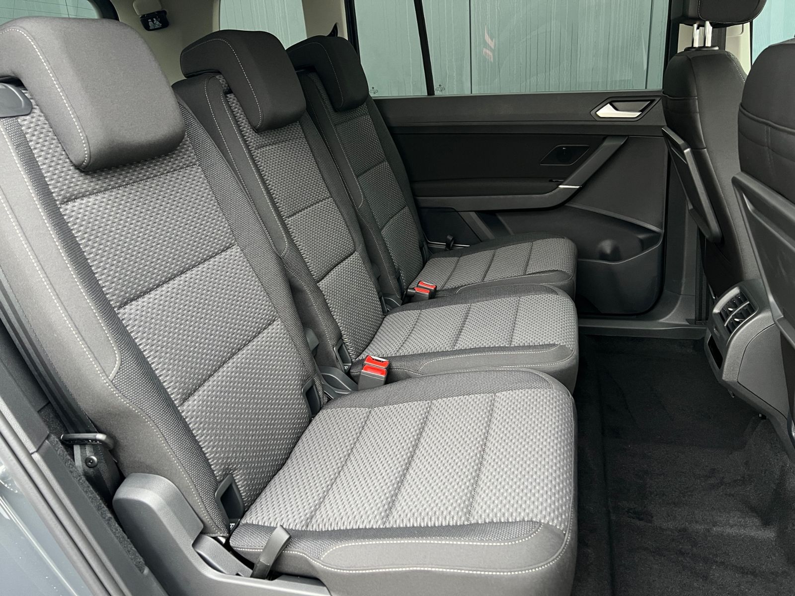 Fahrzeugabbildung Volkswagen Touran Comfortline 1.5 TSI DSG *LED, AHK, 7 Sitz